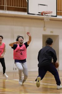 シュートフェイクに引っかかり崩れ落ちる
